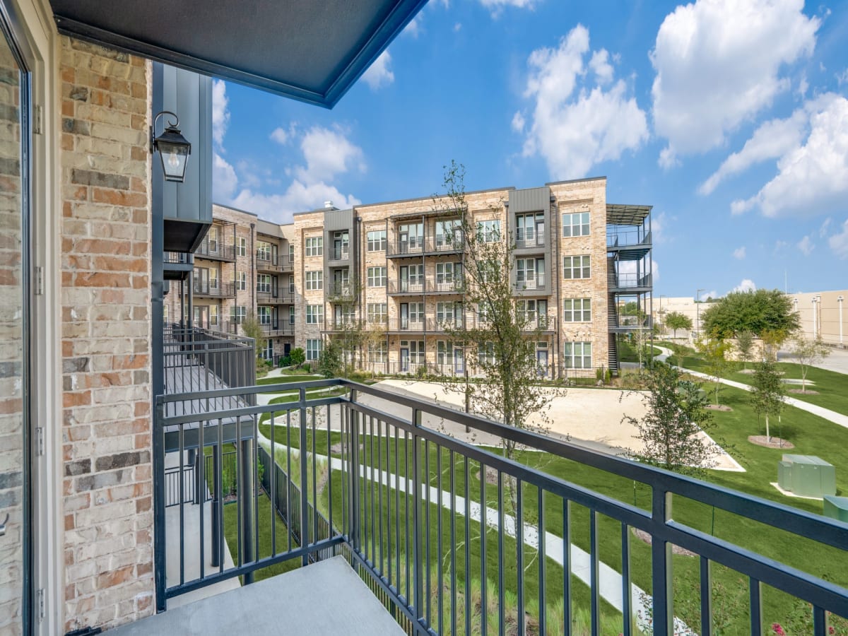 Wallis and Baker Apartments Luxury Apartments Grapevine, TX Townhomes